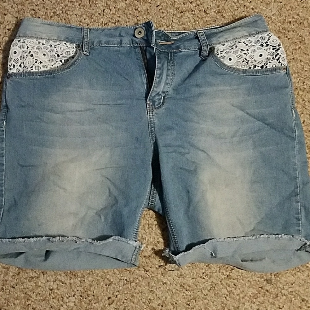 Embroidered lace shorts